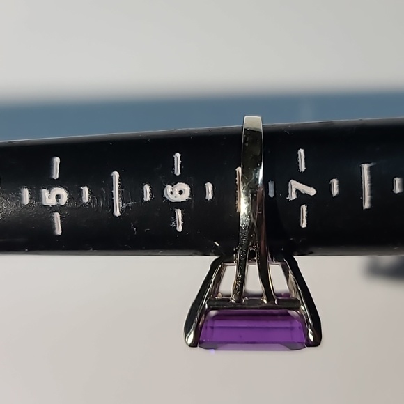 14KT white gold purple gemstone ring. - Picture 5 of 7